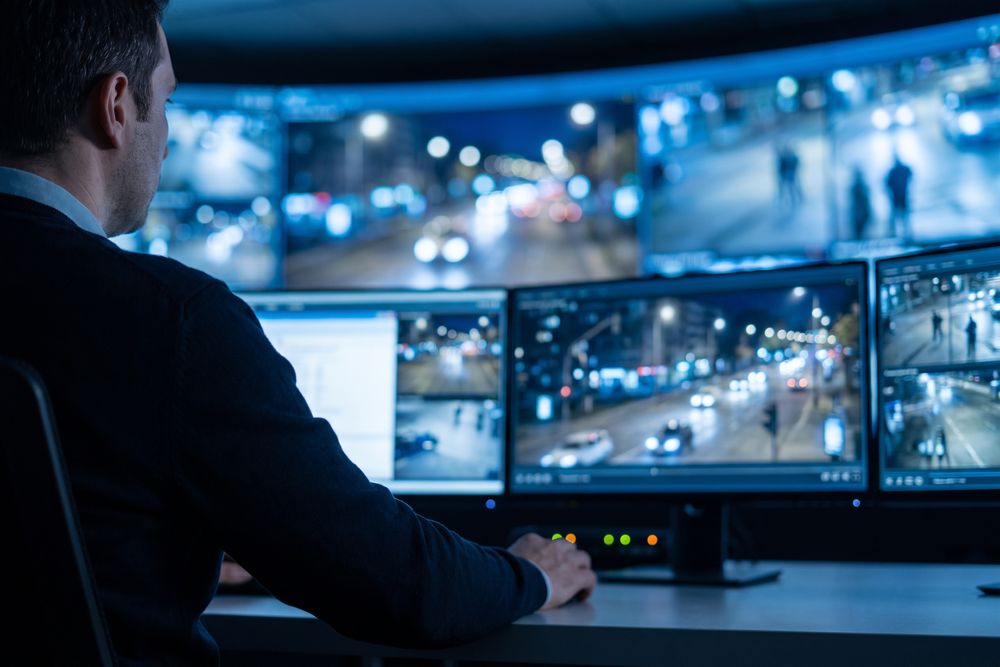 Operador supervisando cámaras de videovigilancia desde un centro de control